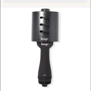 L’ange volumizing 2 in 1 brush/dryer.